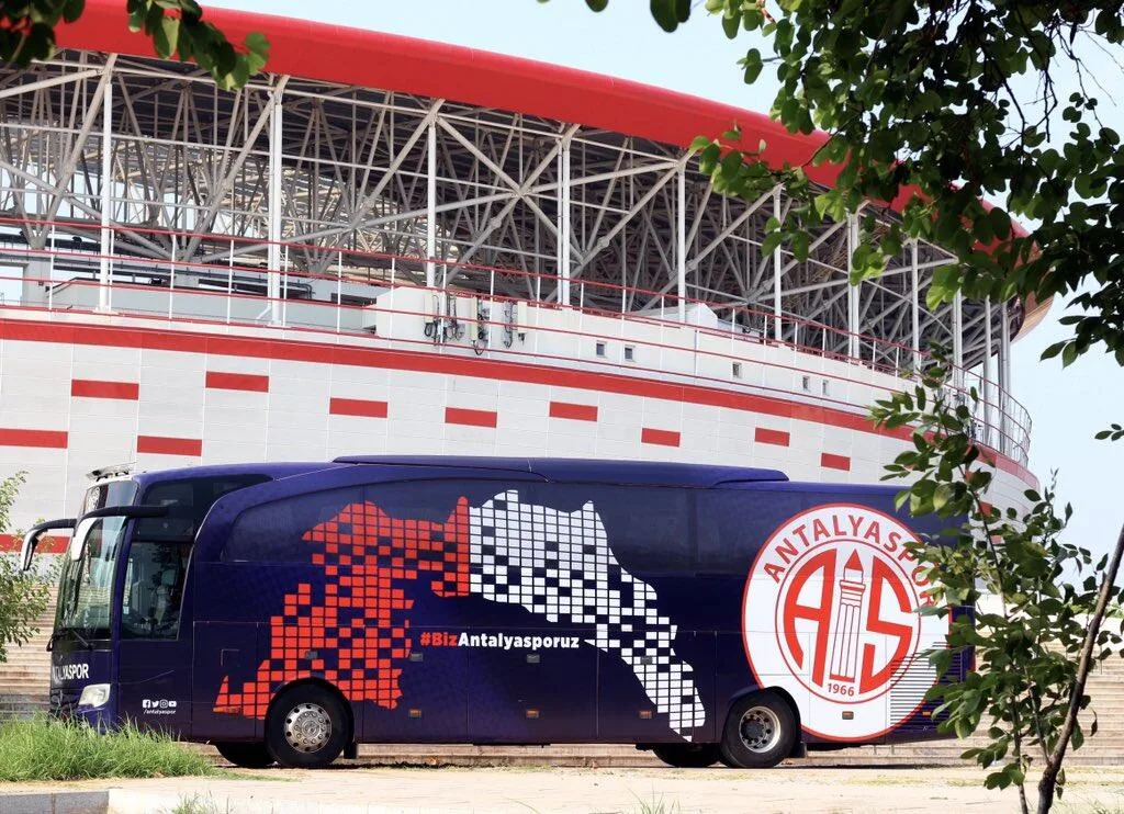 Antalyaspor yeni otobüsüyle İzmir’de