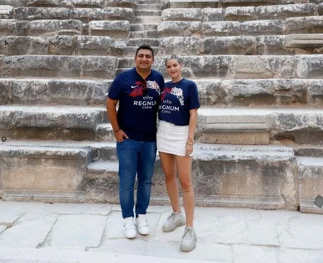 Ünlü şarkıcı Antalyaspor formasıyla Aspendos’ta