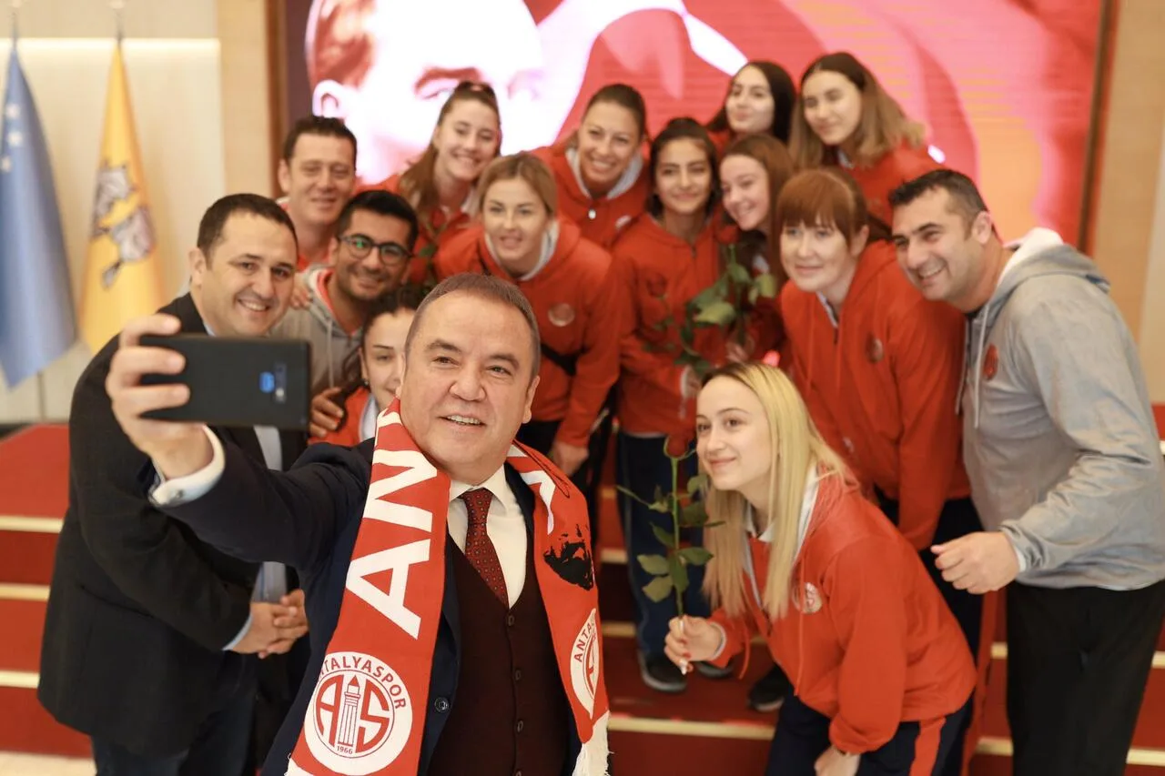 Voleybol takımından Böcek’e ziyaret