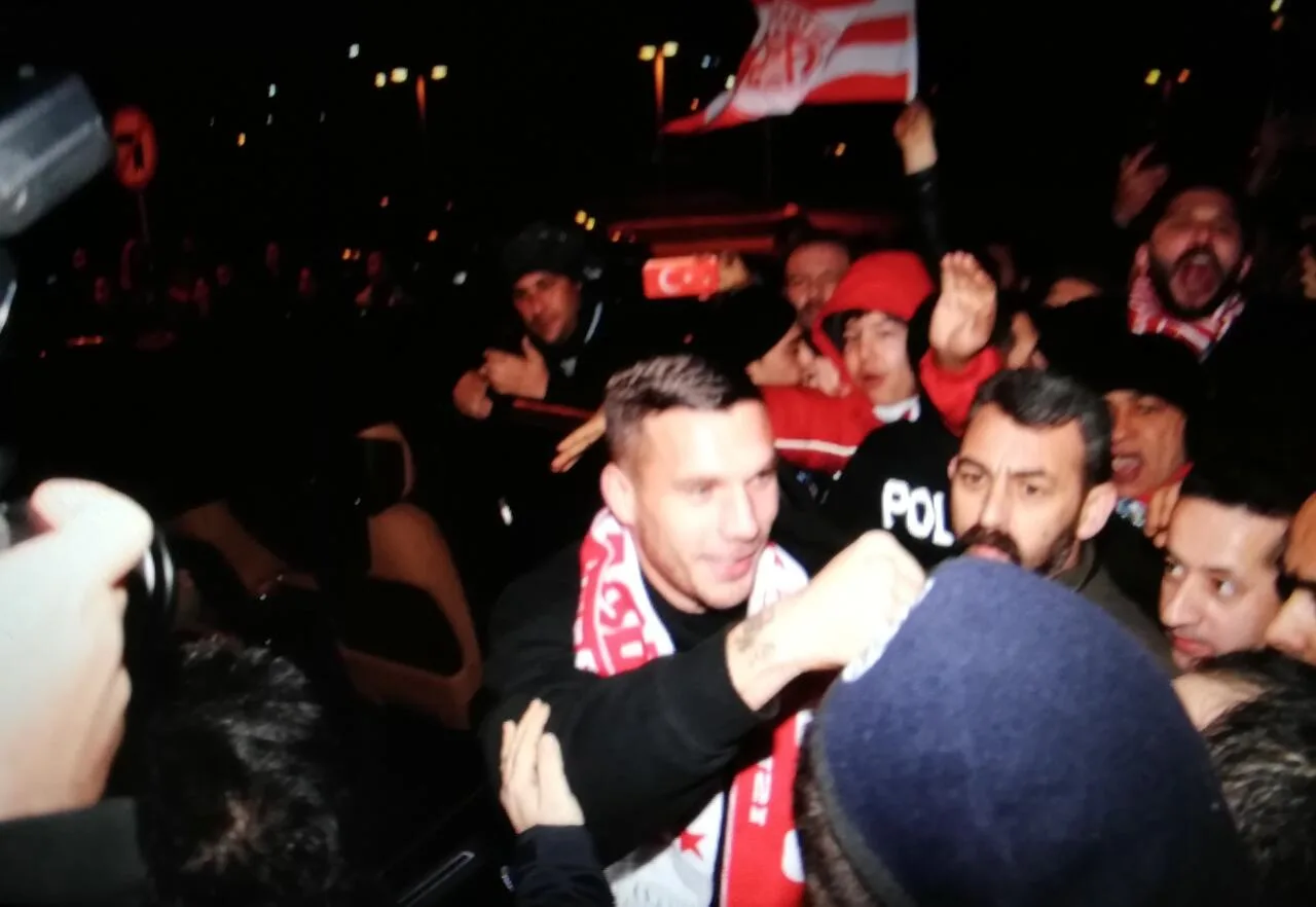 Podolski’ye coşkulu karşılama