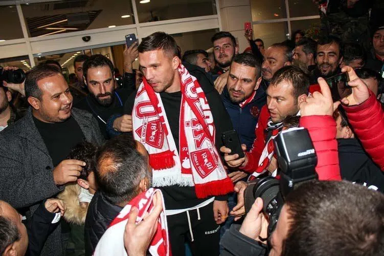Podolski resmen Antalyaspor’da