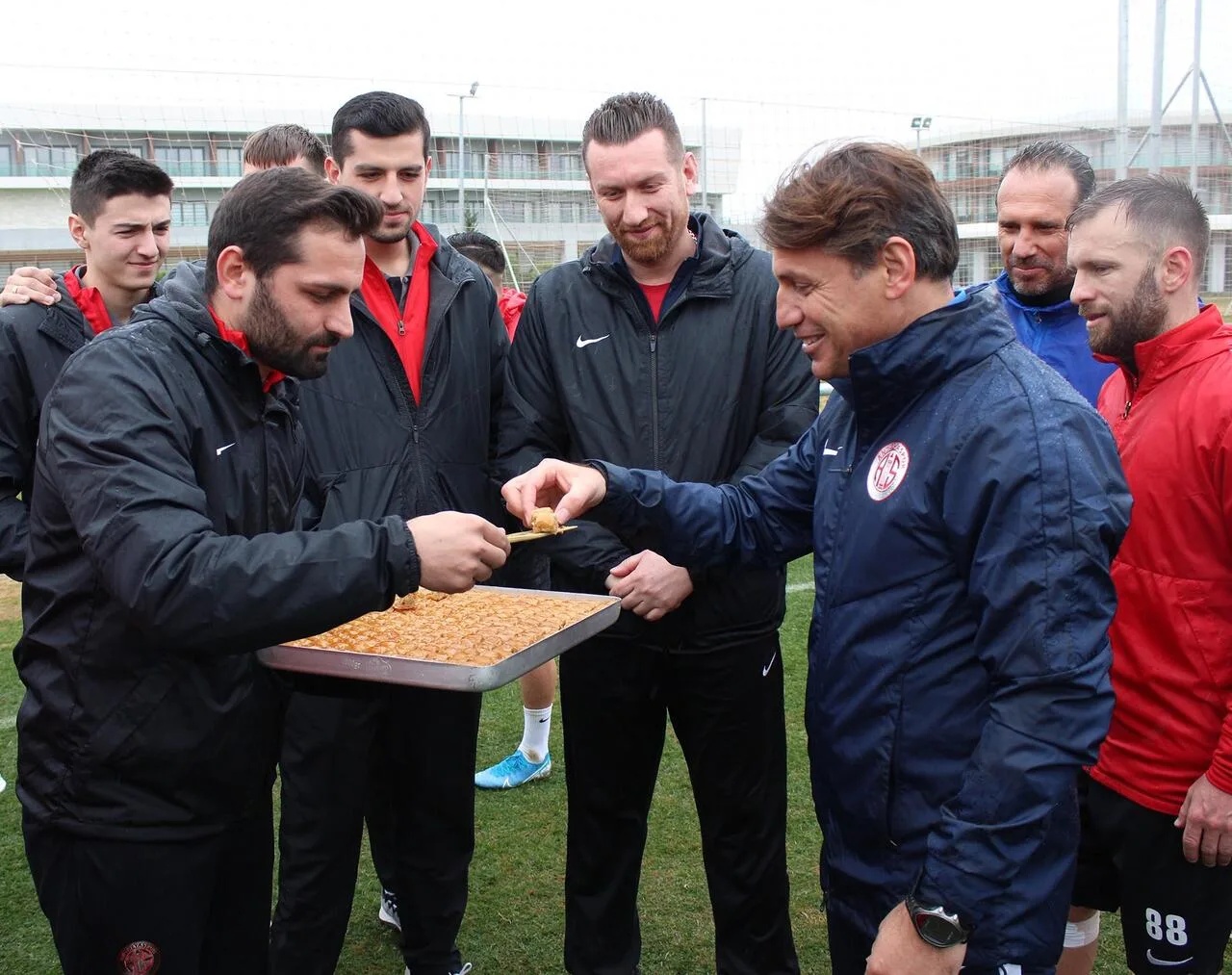Antalyaspor’da hentbol takımından futbol takımına ziyaret