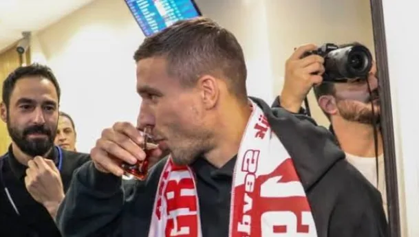 “Türk futbolcuların Podolski’yi yakından takip etmesi gerekiyor”