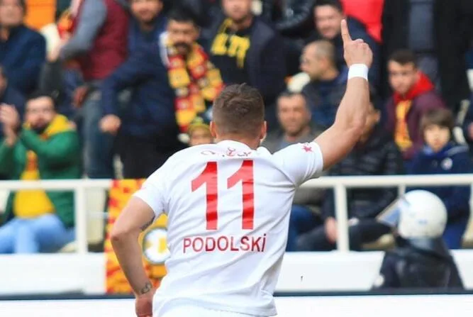 Podolski taraftarla bir araya geliyor