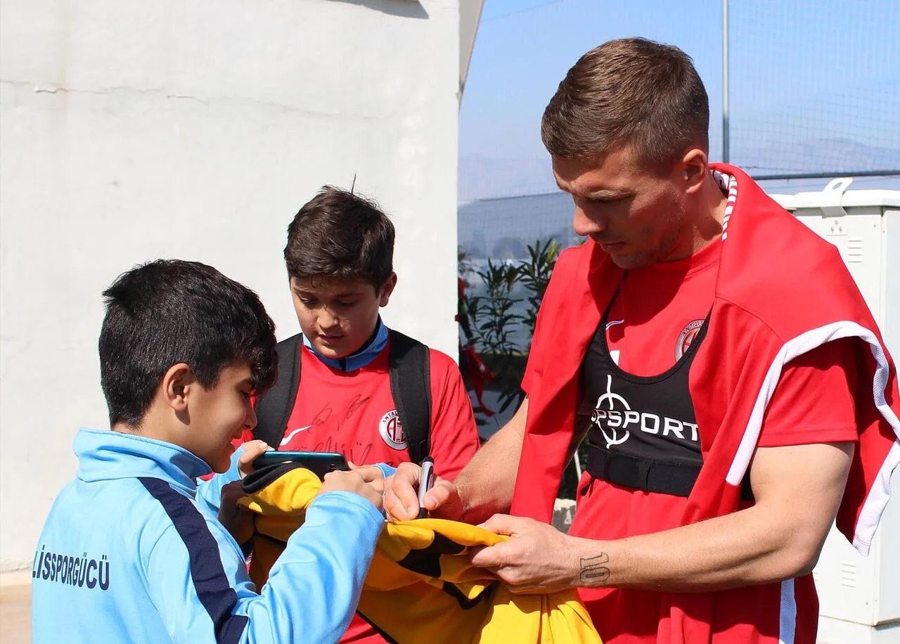 Minik futbolculardan ziyaret