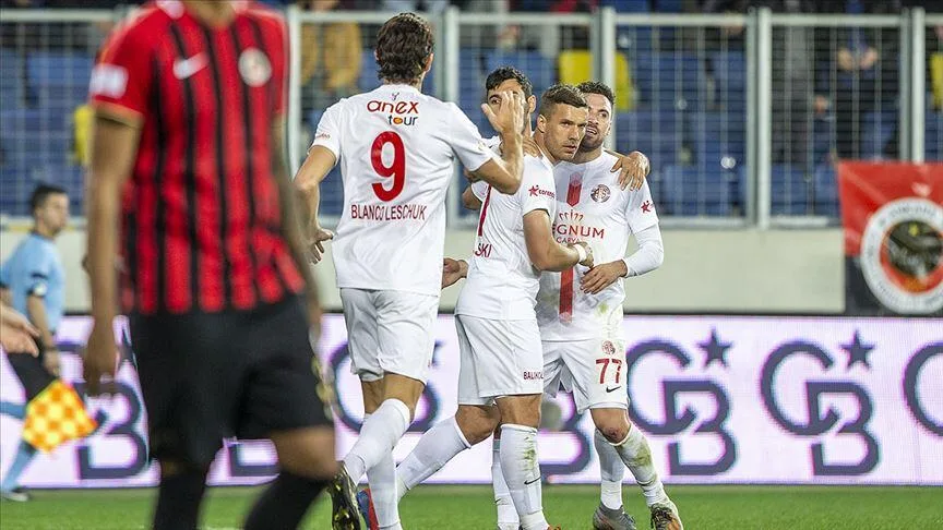 Murat Süğlün: Podolski kalitesini konuşturdu