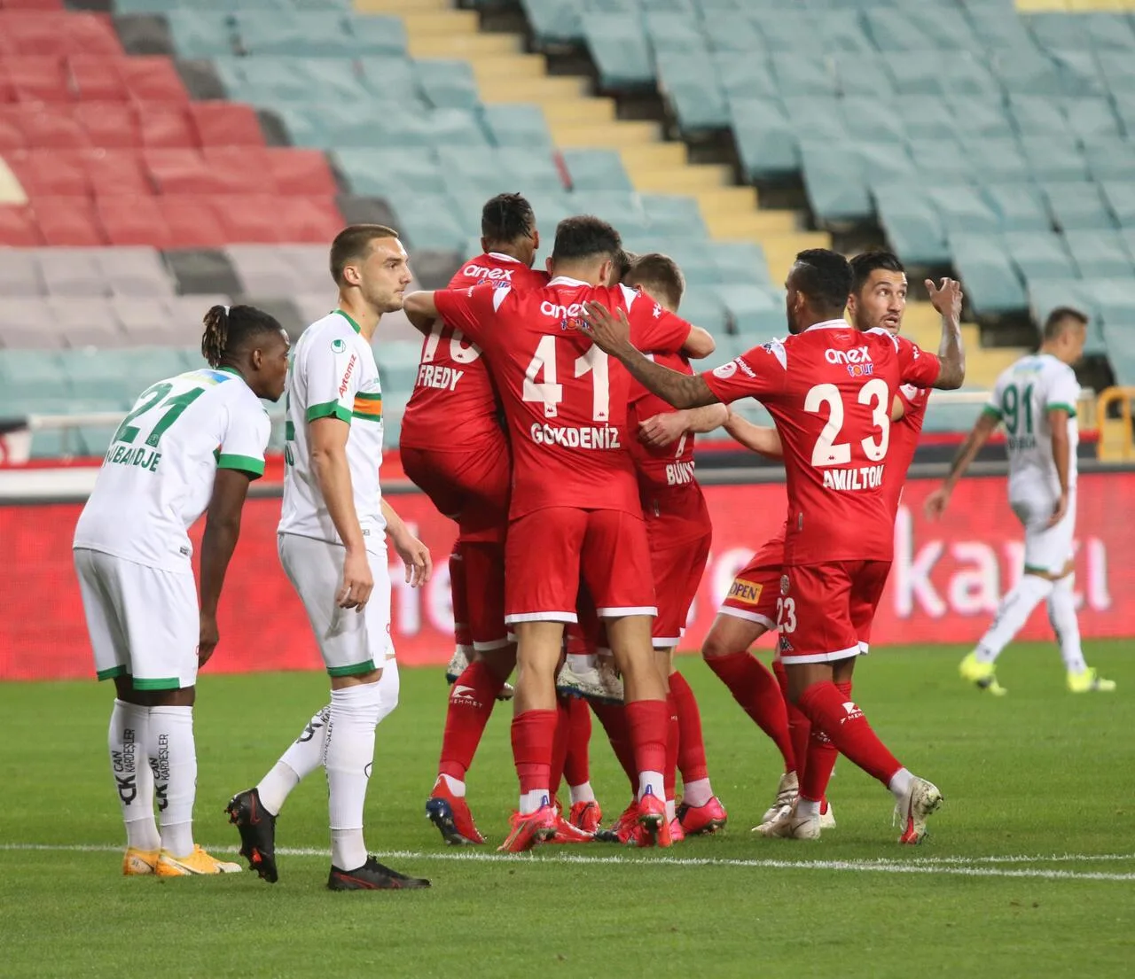 Hasan Çavuşoğlu’nun, Antalyaspor’un gol sevincine tepki göstererek protokolü terk ettiği ortaya çıktı! İşte yaşananlar…
