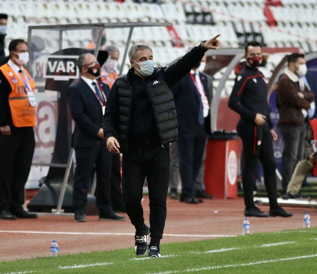 Ersun Yanal: Sık maç oynamak takımları yıpratıyor