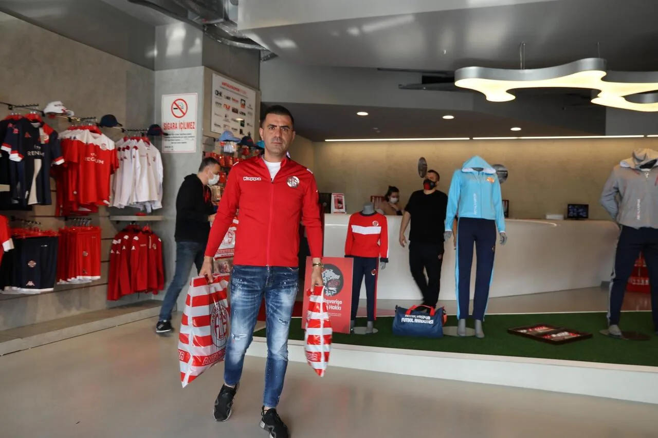 Antalyaspor’da Taraftardan Sorumlu Yönetici final organizasyonu paylaşımını sildi ardından yeni açıklamalar geldi