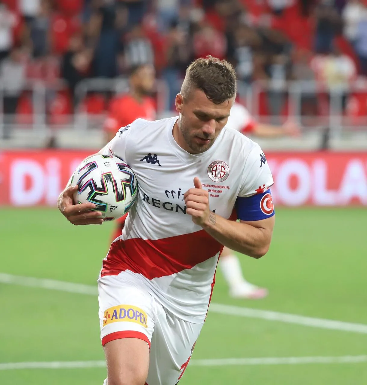 Podolski’den Antalyaspor taraftarına teşekkür