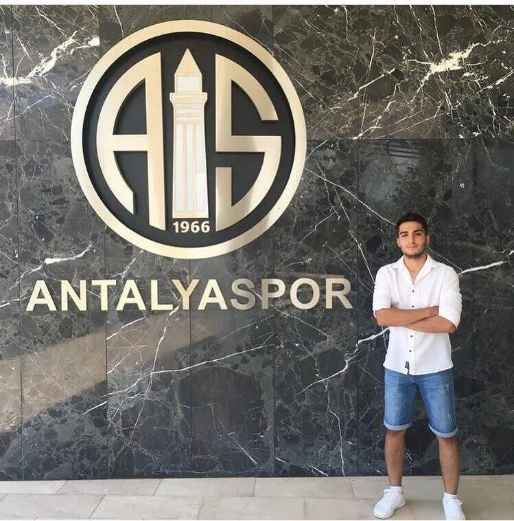 Antalyaspor genç futbolcuyla imzaladı