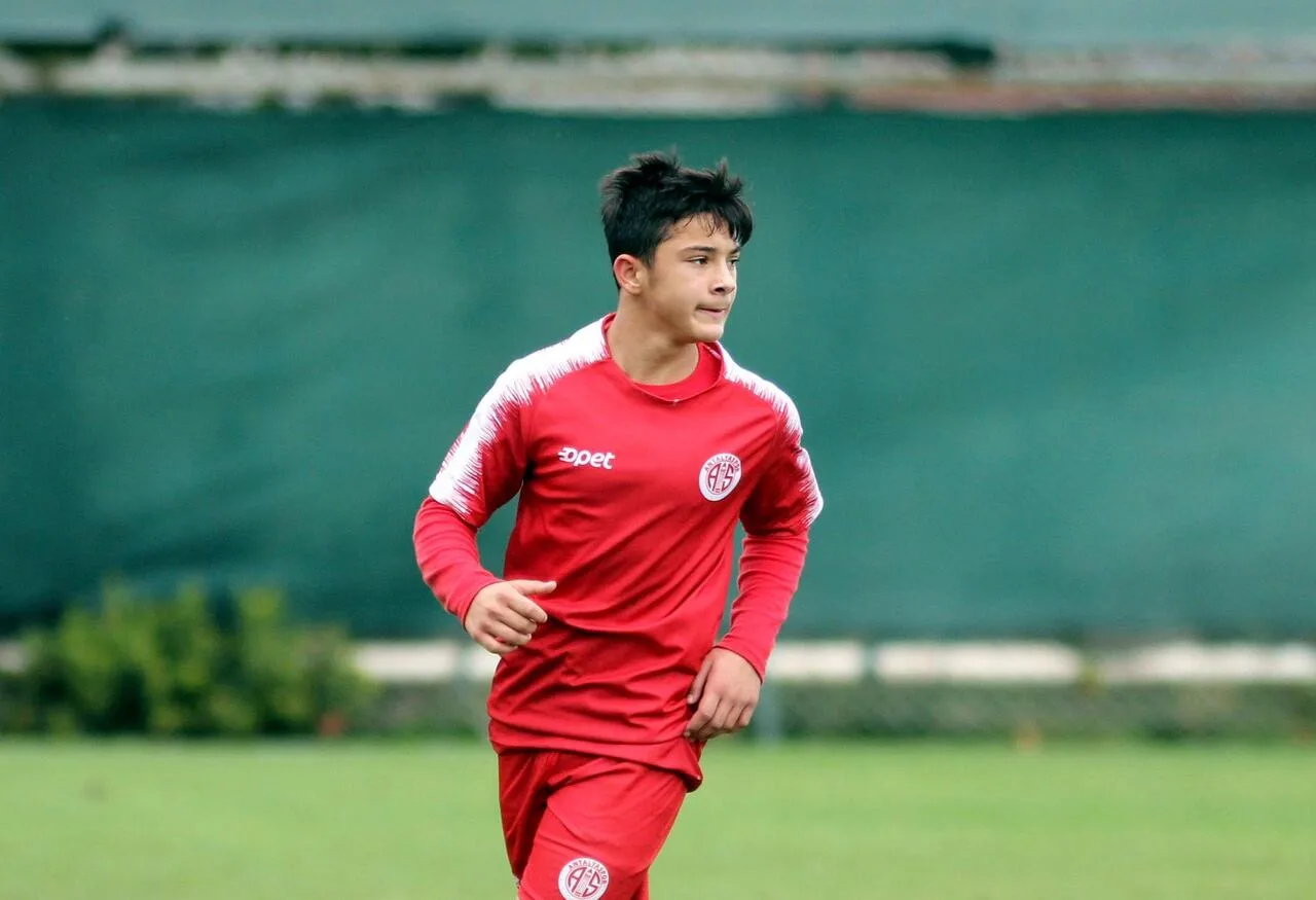 Antalyaspor’un genç futbolcularına milli davet