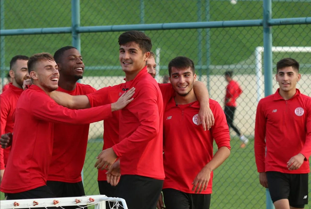 Gençler Yanal’ın gözüne giremedi