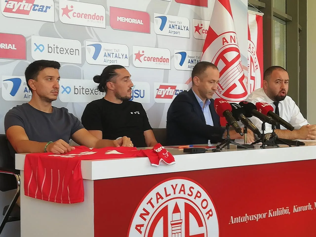 Crivelli imzayı attı