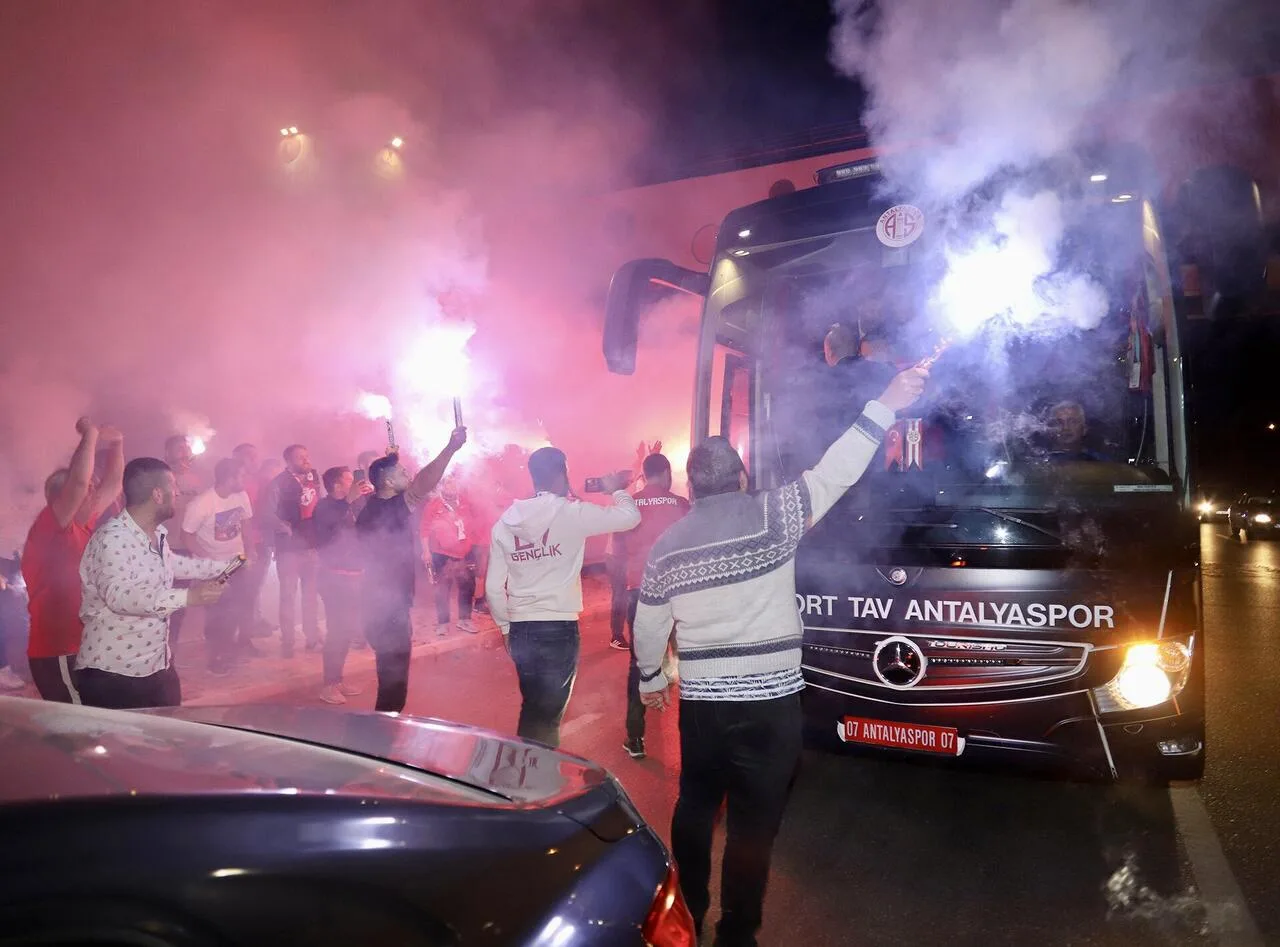 Taraftardan takıma meşaleli karşılama
