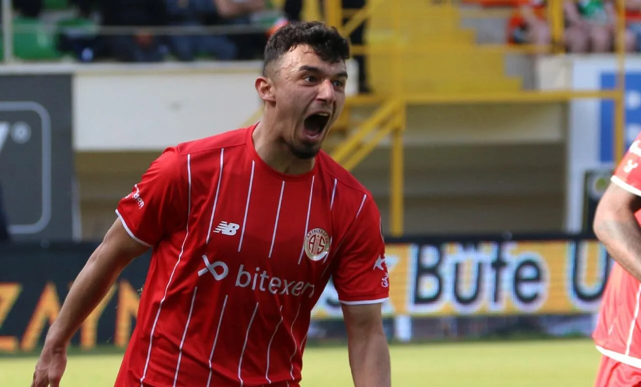 Gökdeniz Bayrakdar kariyerinde ilki yaşadı