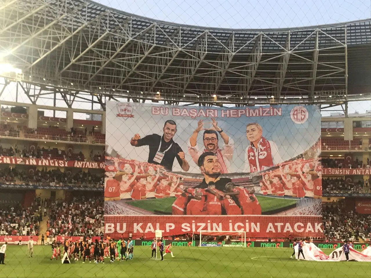 Emrah Çelik, pankartta yer almayı haketti ! Örnek yönetici davranışı