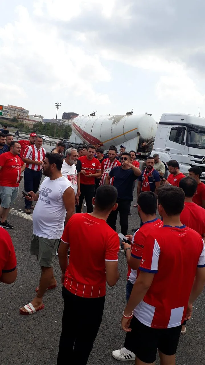 Antalyaspor taraftarı İstanbul’da isyan etti