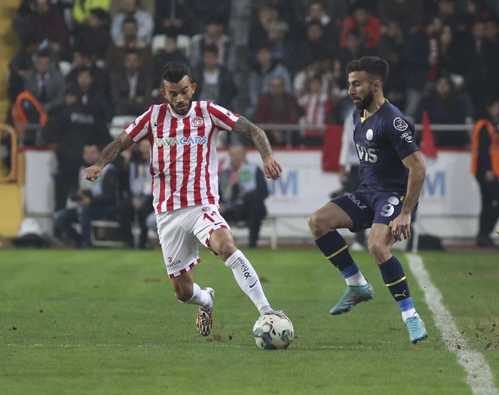 Antalyaspor – Fenerbahçe : 1-2 (Maç sonu)