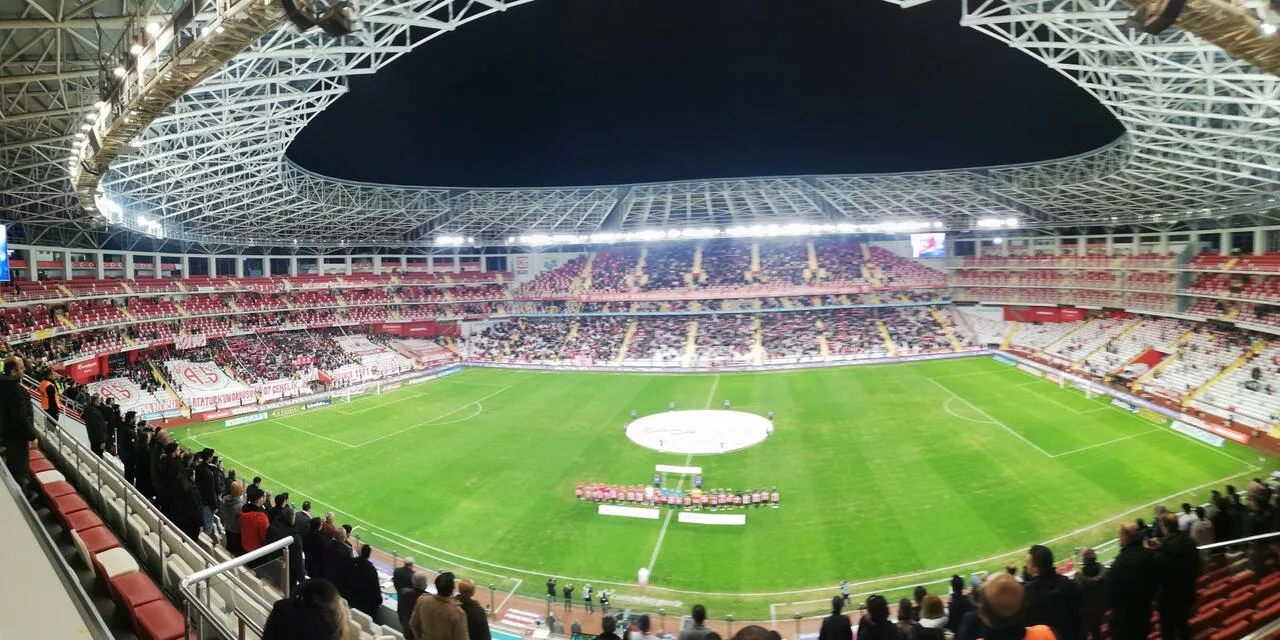 Ümraniyespor maçında tribünlerin yüzde 70’i boş kaldı