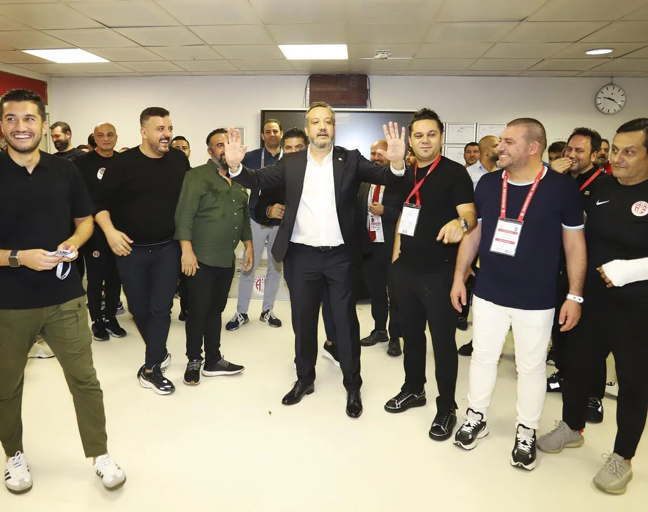Şifa Çiçek: Bu bir uyarıdır! Antalyaspor’da maaşlar gecikti, işte sebebi…