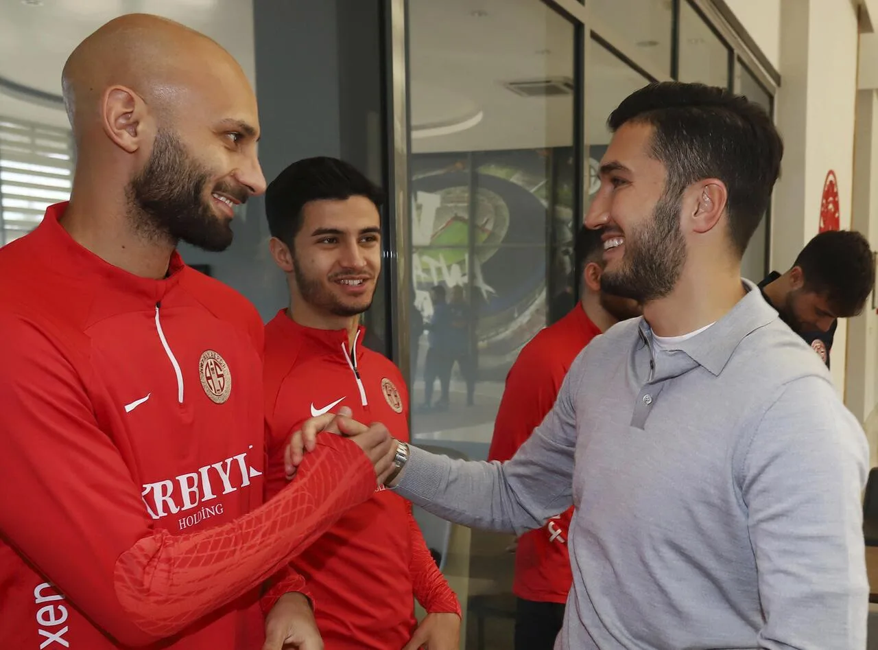 Nuri Şahin futbolcularla vedalaştı