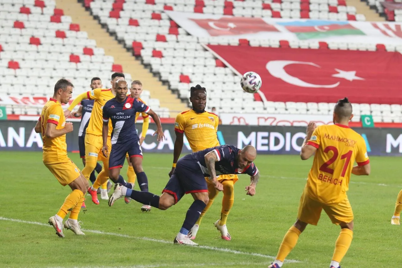 Akrep kaleyi kapattı