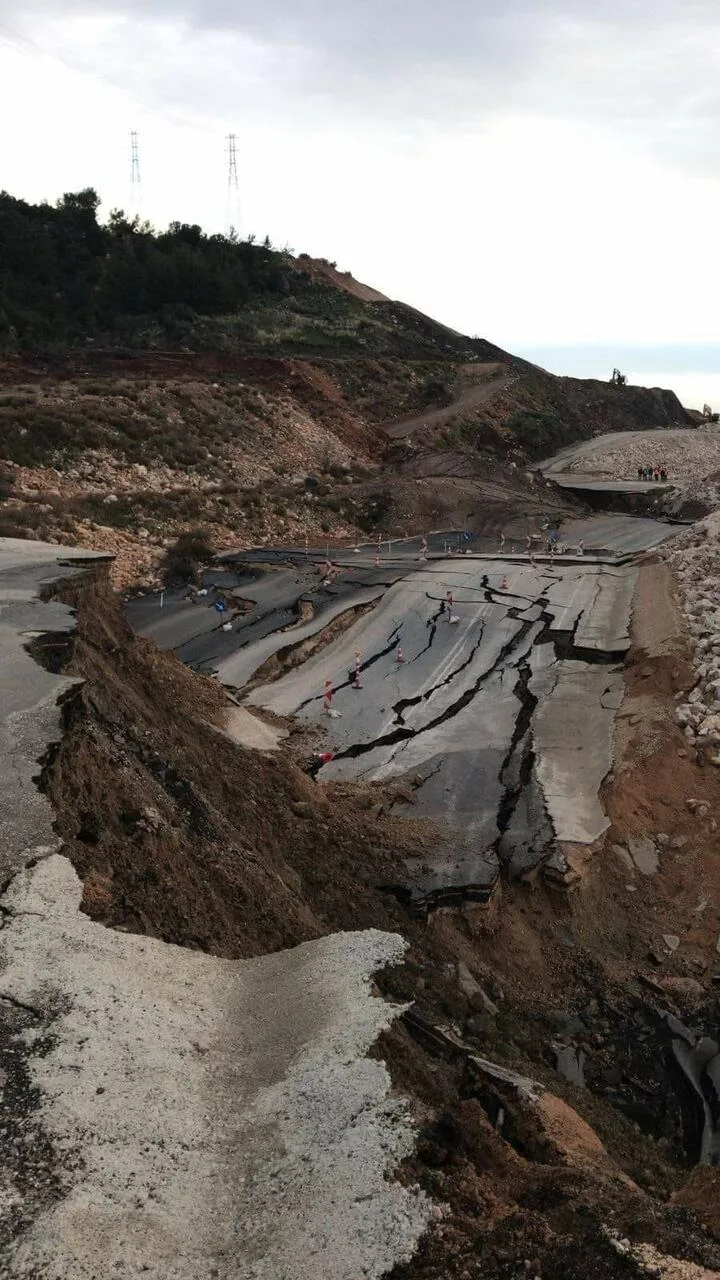 Antalya-Kumluca yolu trafiğe kapandı!