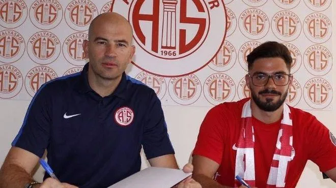 Genç oyuncu profesyonel sözleşme imzaladı
