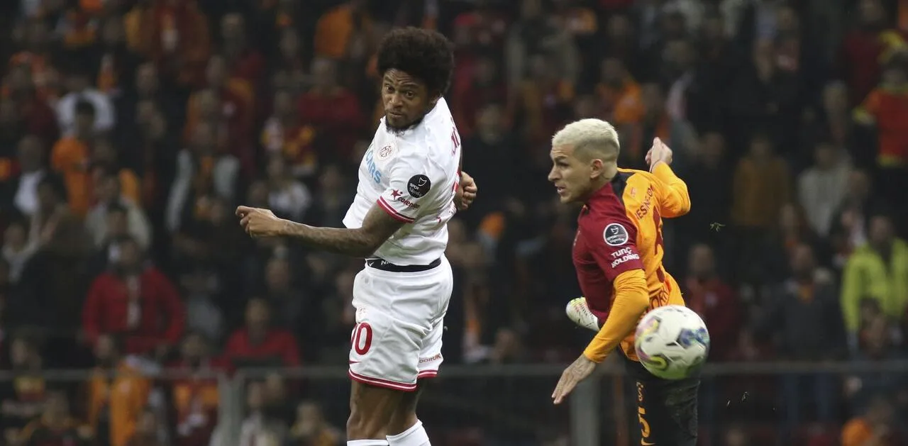 Groenendijk, Luiz Adriano’nun kaçırdığı penaltı atışını yorumladı