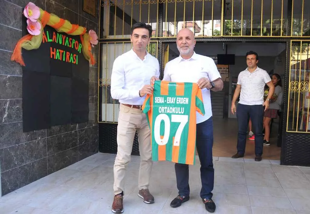 Derbi maçının hakeminden Alanyaspor formalı poz!