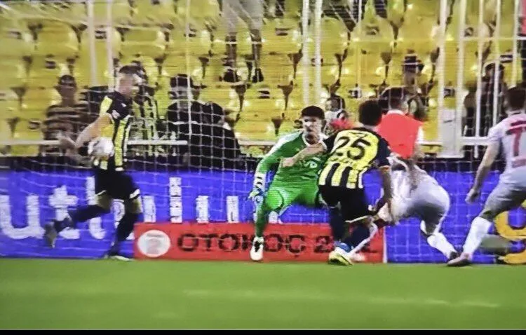 Tüm Türkiye penaltıyı gördü Ersun Yanal görmedi!