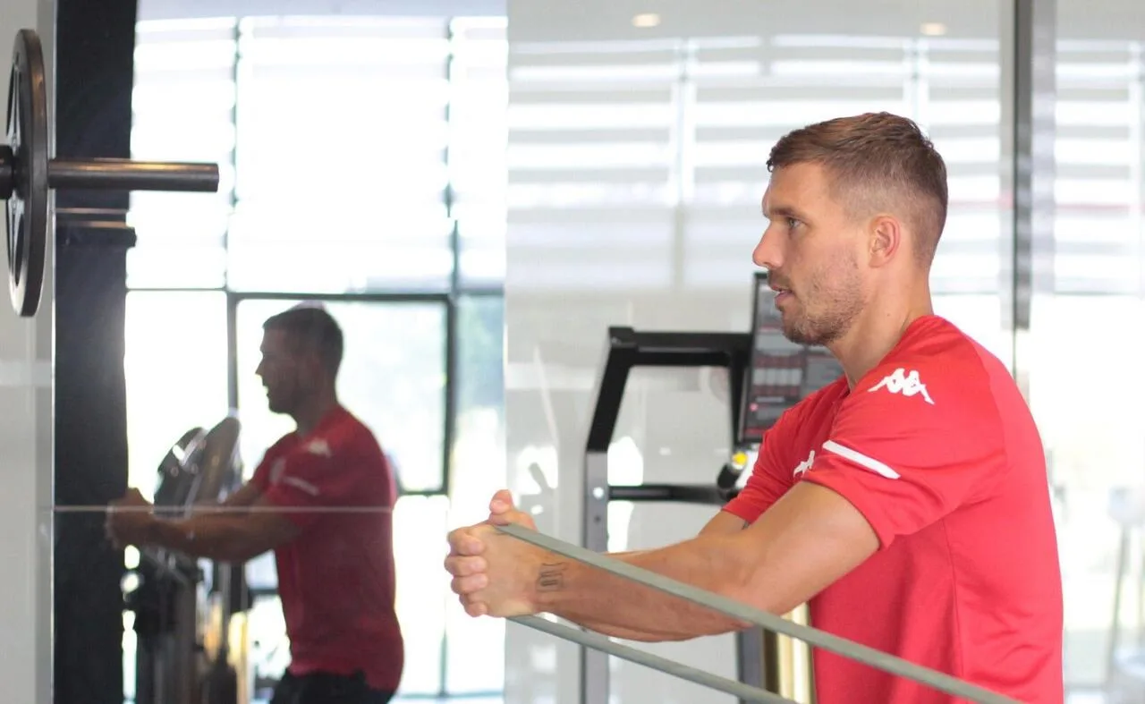 Podolski ve Serdar Gürler takımdan ayrı çalışıyor
