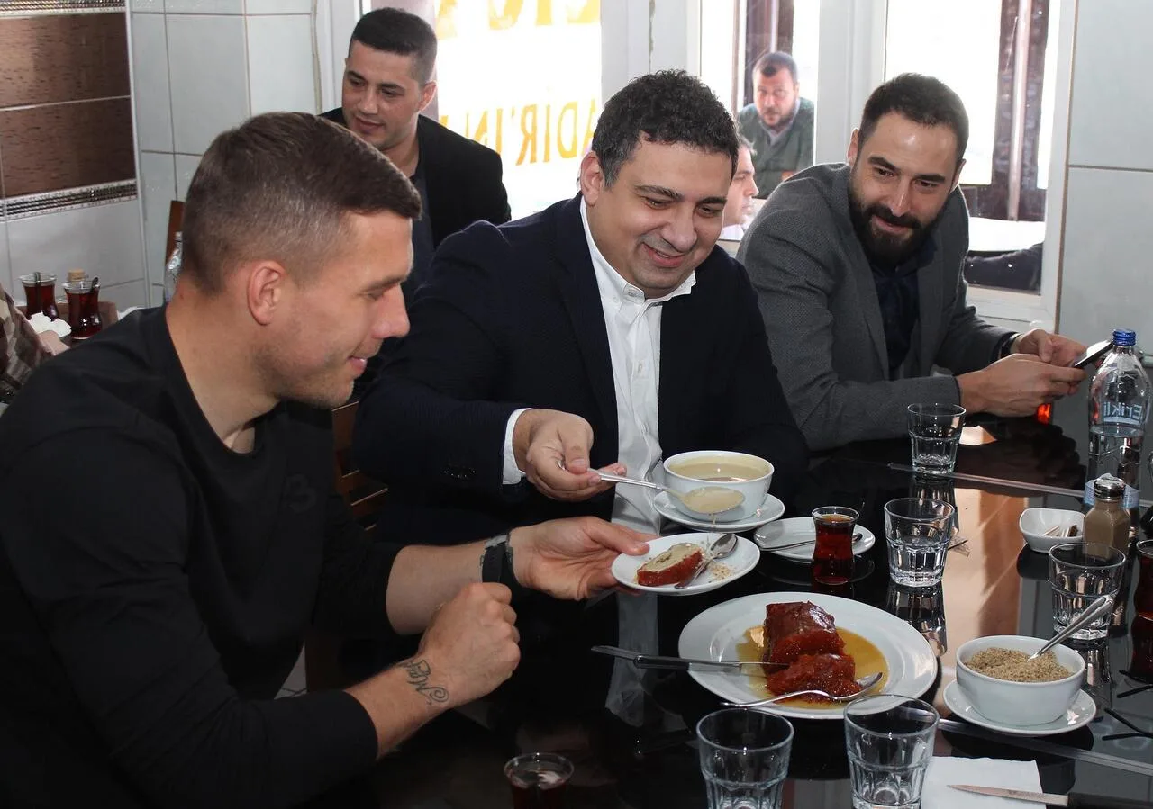 Podolski, köfte ve piyazla tanıştı