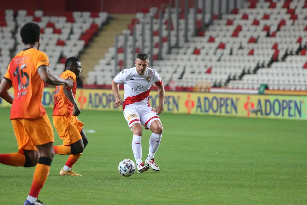 Ersun Yanal’dan Podolski imalarına sert karşılık!