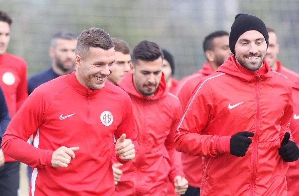 Podolski ve Sinan Gümüş forma giyemeyecek