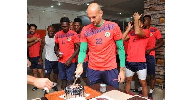 Alanyaspor’lu kaleciye sürpriz kutlama