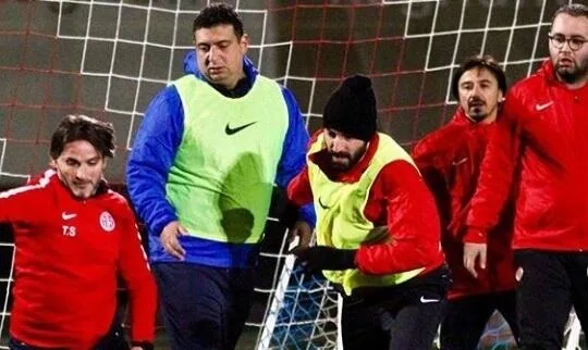 Antalyaspor’da Başkan Öztürk sahaya indi
