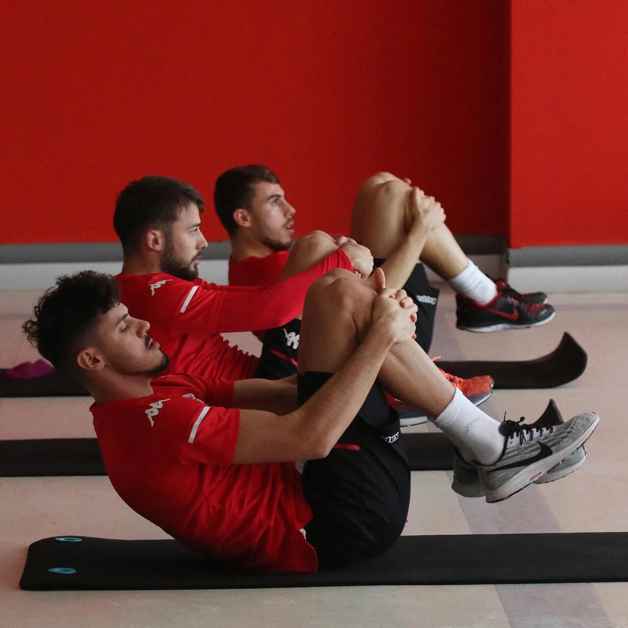 Sakat futbolcular izin gününde çalıştı