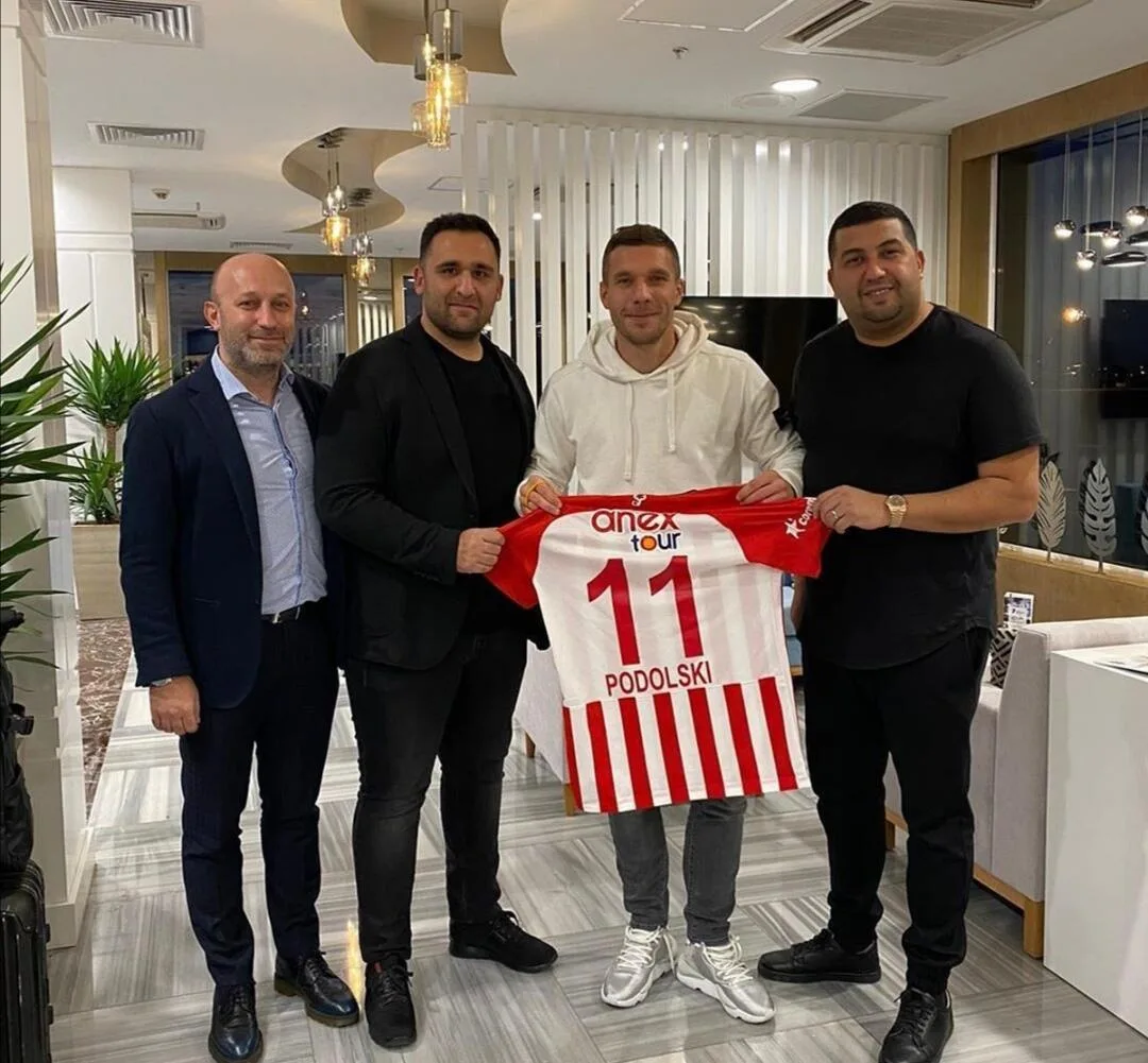 Podolski’nin Antalyaspor formasıyla ilk pozu