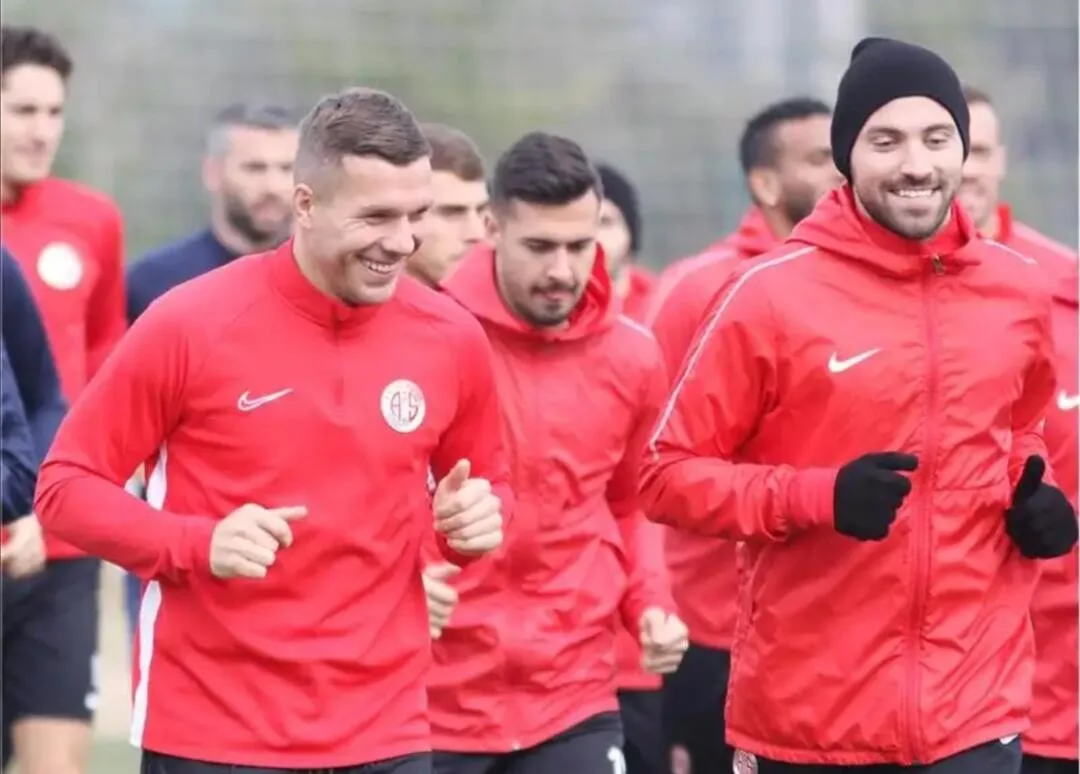 Antalyaspor’da futbolculardan “evde kal” çağrısı
