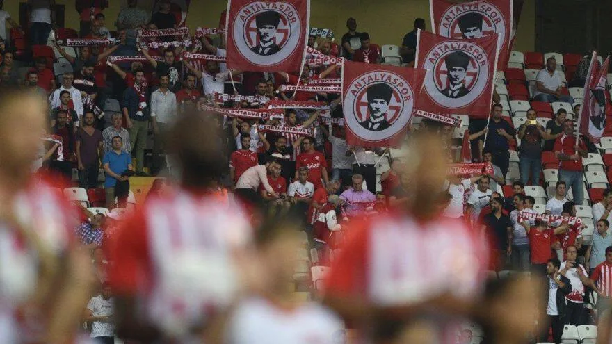 Taraftar Antalyaspor yönetimini dinlemedi! İzmir Marşı ve ‘Mustafa Kemal’in Askerleriyiz’ sloganı…