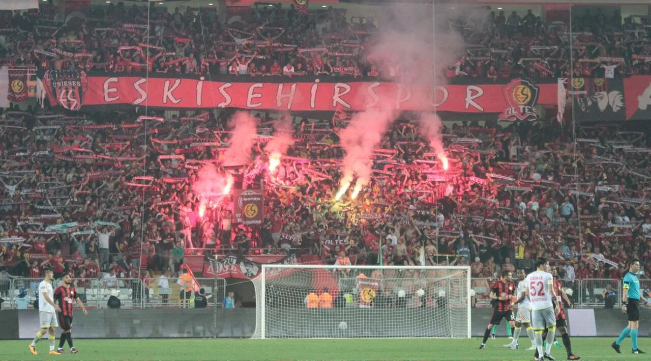 Eskişehirspor tribünleri, Antalyaspor taraftarıyla olan husumete son verdi
