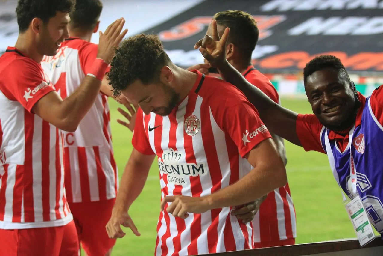 Antalyaspor ikinci yarıda uçuşa geçti