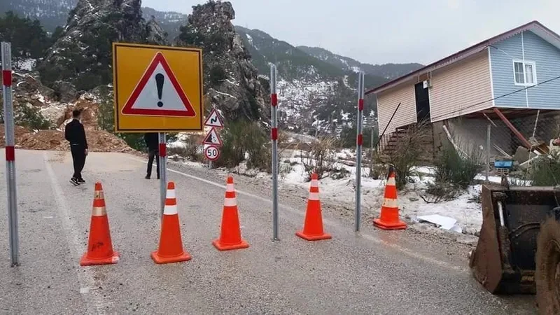 Antalya’da heyelan 5 mahalleye ulaşımı kapattı
