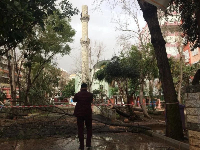 Antalya’da fırtına cami minaresini yıktı
