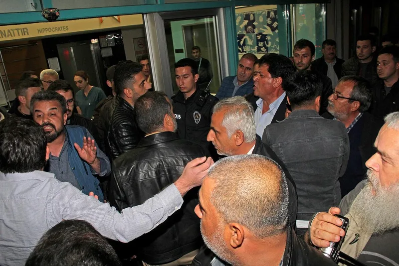 Kemer’de siyasi kavga büyüyor! Yaralılar var!